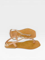 Rasteira Beyou Shoes Noronha caramelo em napa com tiras finas adornadas por brilho e fechamento lateral