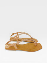 Rasteira Beyou Shoes Noronha caramelo em napa com tiras finas trançadas e detalhes em pedrarias brilhantes