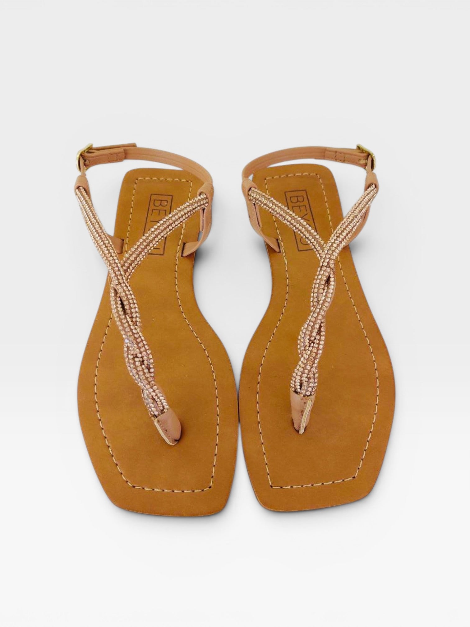 Rasteira Beyou Shoes Noronha caramelo em napa com tiras finas trançadas e pedrarias brilhantes