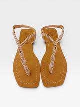 Rasteira Beyou Shoes Noronha caramelo em napa com tiras finas trançadas e pedrarias brilhantes