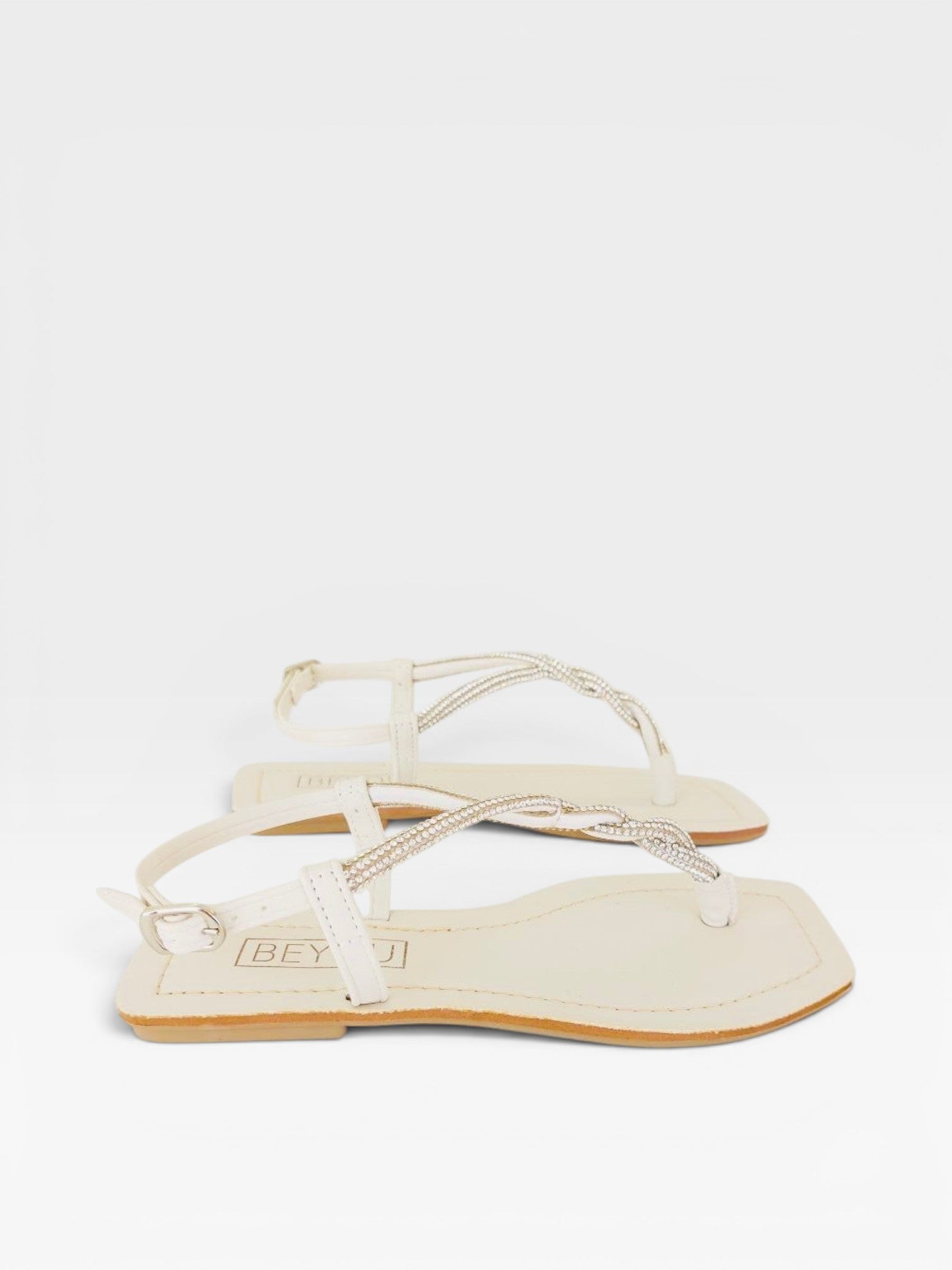 Rasteira Beyou Shoes Noronha off white em napa com tiras finas adornadas por brilho e fechamento lateral