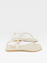 Rasteira Beyou Shoes Noronha off white em napa com tiras finas adornadas por brilho e fechamento lateral