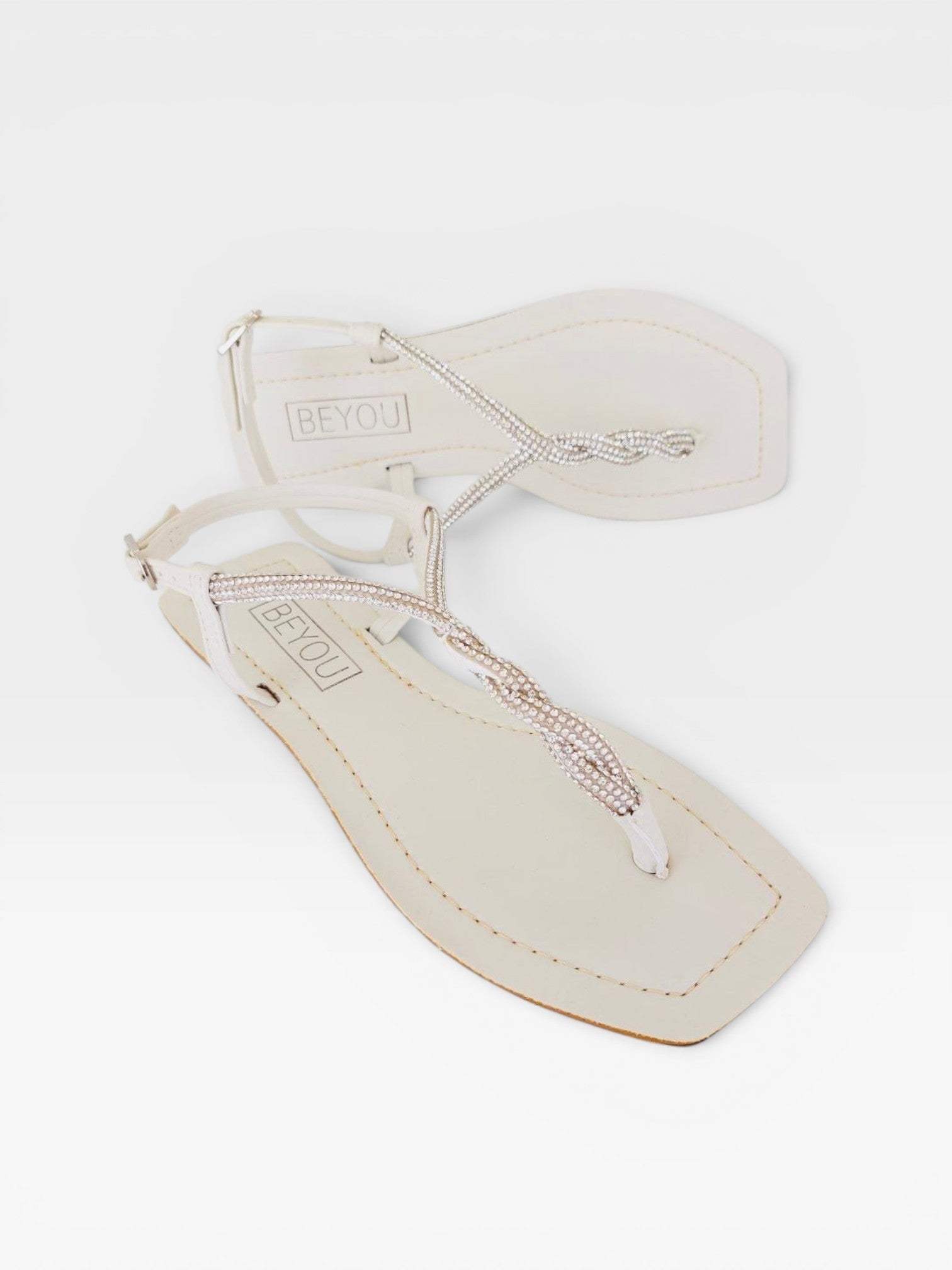 Rasteira Noronha Beyou Shoes off white em napa com tiras finas trançadas e pedrarias brilhantes