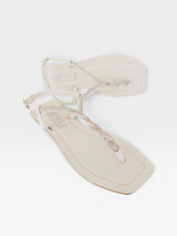 Rasteira Noronha Beyou Shoes off white em napa com tiras finas trançadas e pedrarias brilhantes