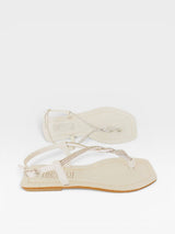 Rasteira Beyou Shoes Noronha off white em napa com tiras finas trançadas e detalhes em pedrarias brilhantes
