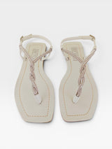 Rasteira Beyou Shoes Noronha off white em napa com tiras finas trançadas e detalhes em pedrarias brilhantes