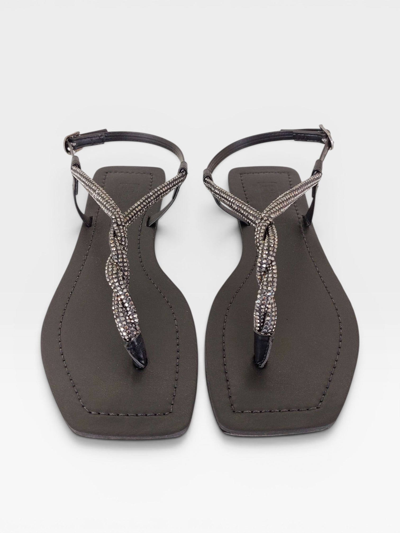 Rasteira Beyou Shoes Noronha preta em napa com tiras finas trançadas e pedrarias brilhantes, design elegante.