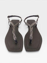 Rasteira Beyou Shoes Noronha preta em napa com tiras finas trançadas e pedrarias brilhantes, design elegante.