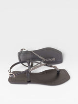 Rasteira Beyou Shoes Noronha preta em napa com tiras finas adornadas por brilho e fechamento lateral