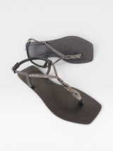 Rasteira Beyou Shoes Noronha preta em napa com tiras finas adornadas por pedras brilhantes e fechamento lateral