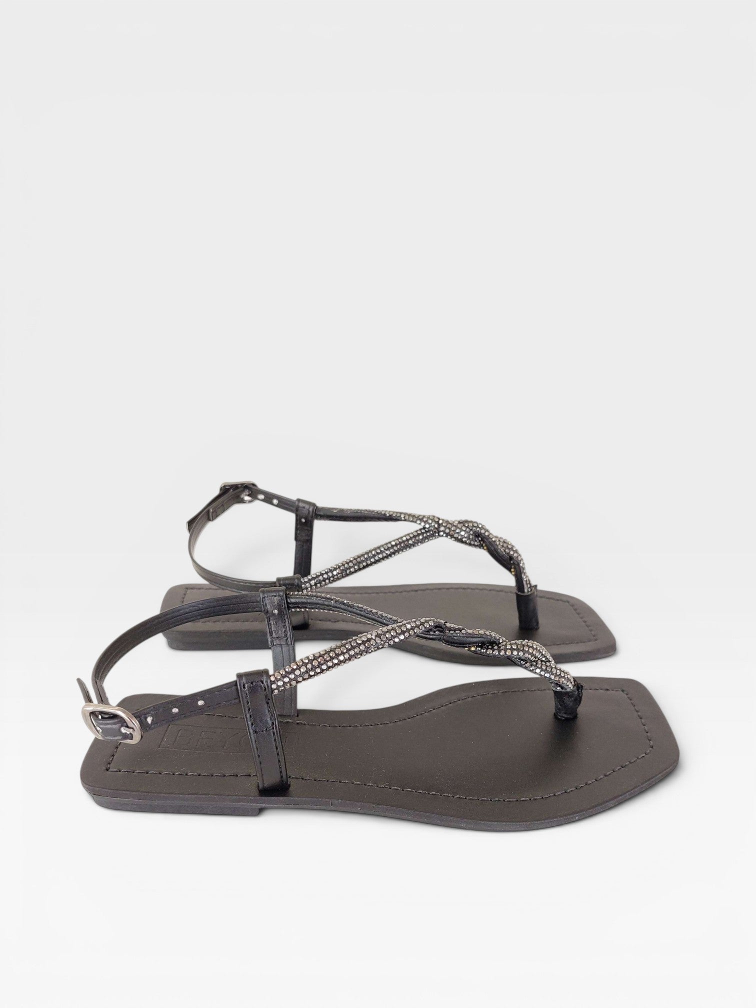 Rasteira Noronha Beyou Shoes preta em napa com tiras finas adornadas por brilho e fechamento lateral