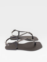 Rasteira Noronha Beyou Shoes preta em napa com tiras finas adornadas por brilho e fechamento lateral