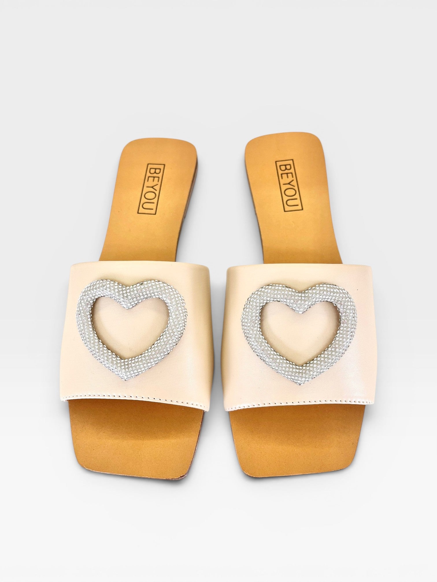 Rasteira Beyou Shoes nude em napa com detalhe de coração cravejado de brilhos no cabedal