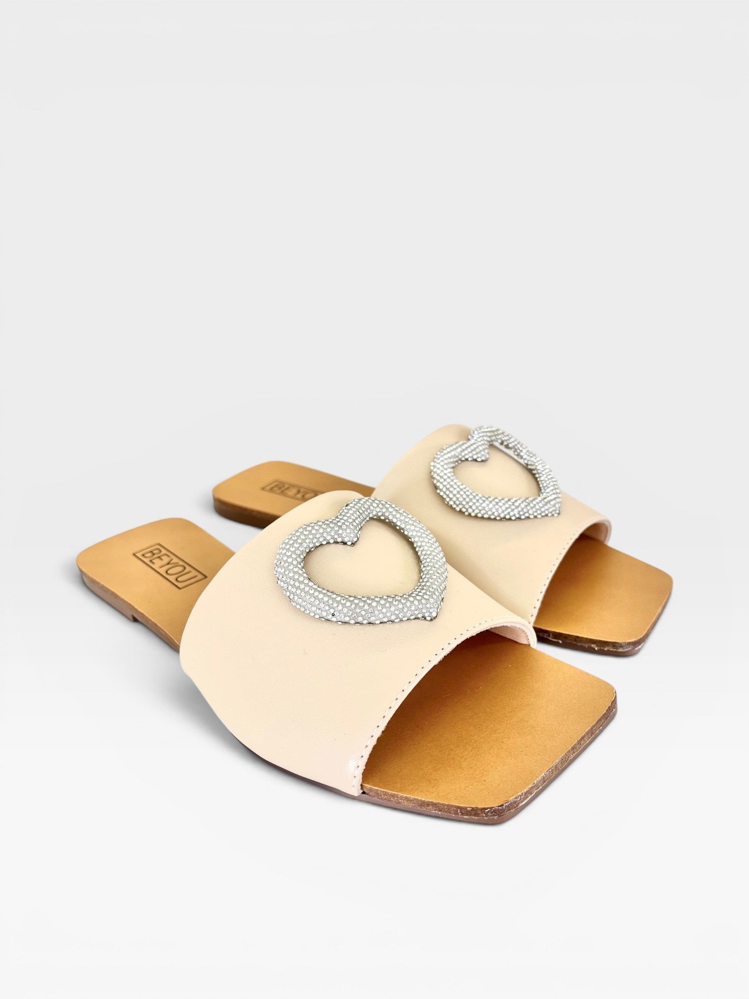 Rasteira Beyou Shoes nude em napa com detalhe de coração em brilho no cabedal