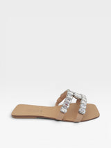 Rasteira Beyou Shoes nude em napa com tiras adornadas por pedrarias brilhantes e bico quadrado
