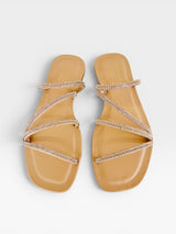 Rasteira Beyou Shoes Floripa na cor nude, feita em napa com tiras finas adornadas por pedrarias brilhantes.