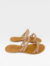 Rasteira Beyou Shoes Jericoacoara na cor nude, feita em napa com tiras delicadas adornadas por pedrarias brilhantes.