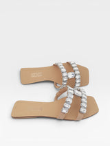 Rasteira Beyou Shoes Maragogi nude em napa com tiras adornadas por pedrarias brilhantes e bico quadrado