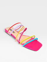 Rasteira Olinda Beyou Shoes rosa com tiras multicoloridas em napa e vinil transparente, design moderno e confortável.