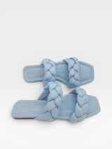 Rasteira Beyou Shoes Orlando azul bebê em napa com tiras trançadas acolchoadas e bico quadrado