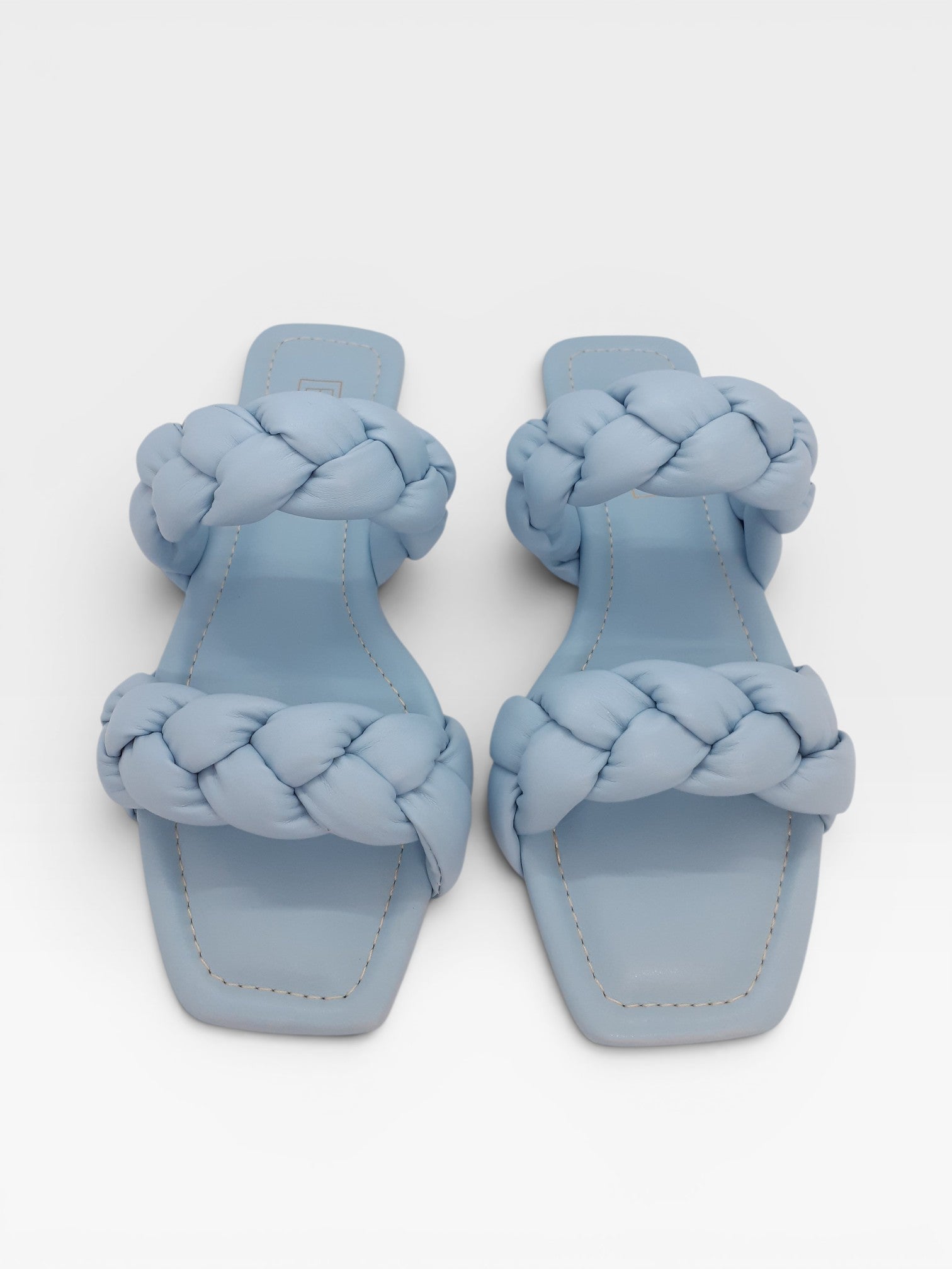 Rasteira Orlando Beyou Shoes azul bebê com tiras trançadas acolchoadas em napa e bico quadrado