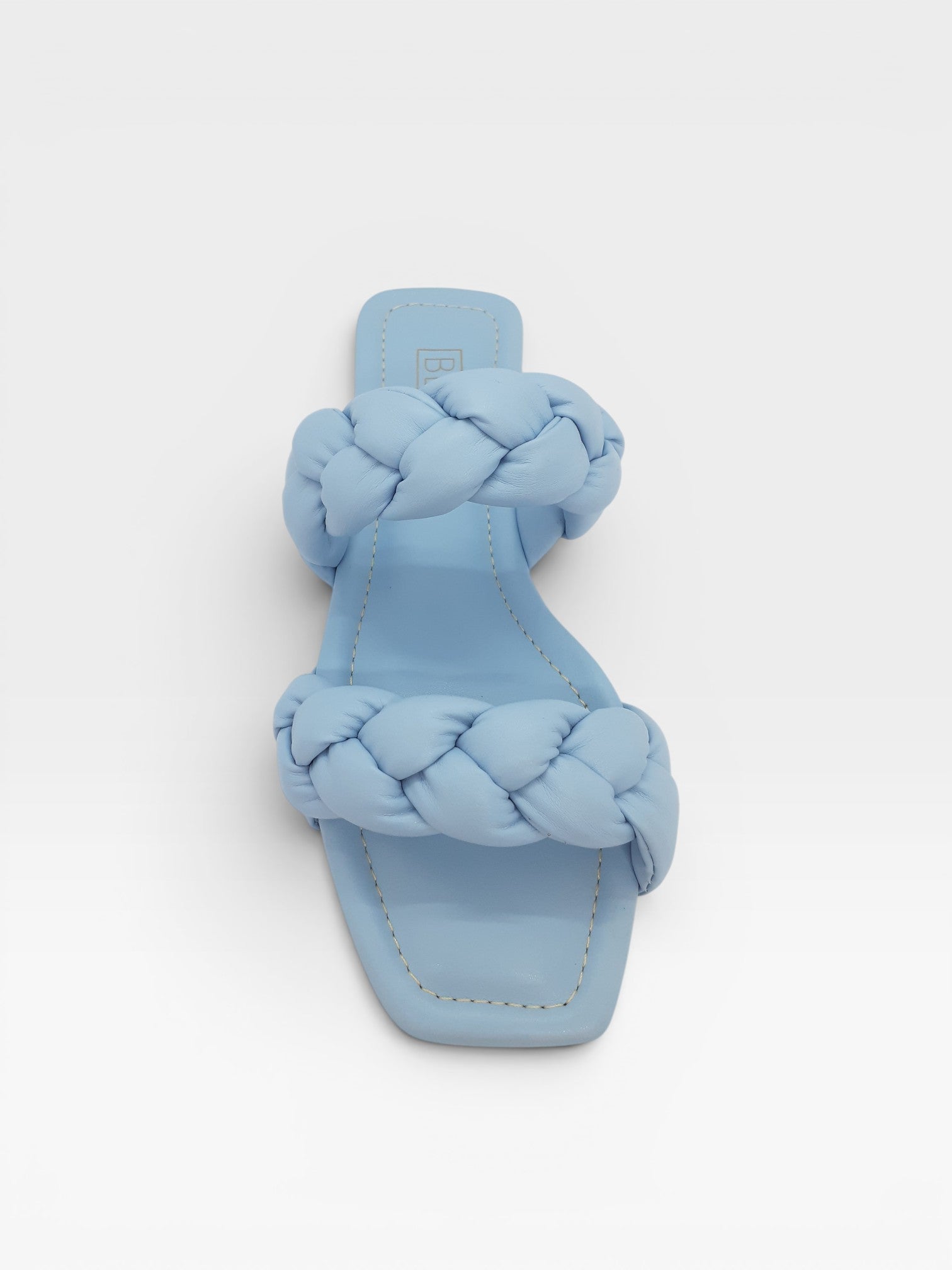 Rasteira Beyou Shoes Orlando azul bebê com tiras trançadas acolchoadas em napa e bico quadrado