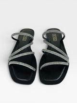 Rasteira Beyou Shoes preta em napa com tiras finas adornadas por pedrarias brilhantes e design elegante.