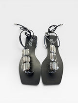 Rasteira preta Beyou Shoes com tiras de amarração e pedrarias decorativas em material napa