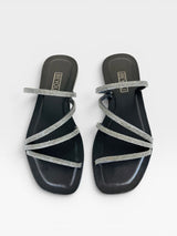 Rasteira Beyou Shoes preta em napa com tiras finas adornadas por pedrarias brilhantes e design elegante