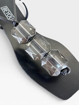 Rasteira Beyou Shoes preta em napa com detalhes de pedrarias geométricas transparentes e amarração