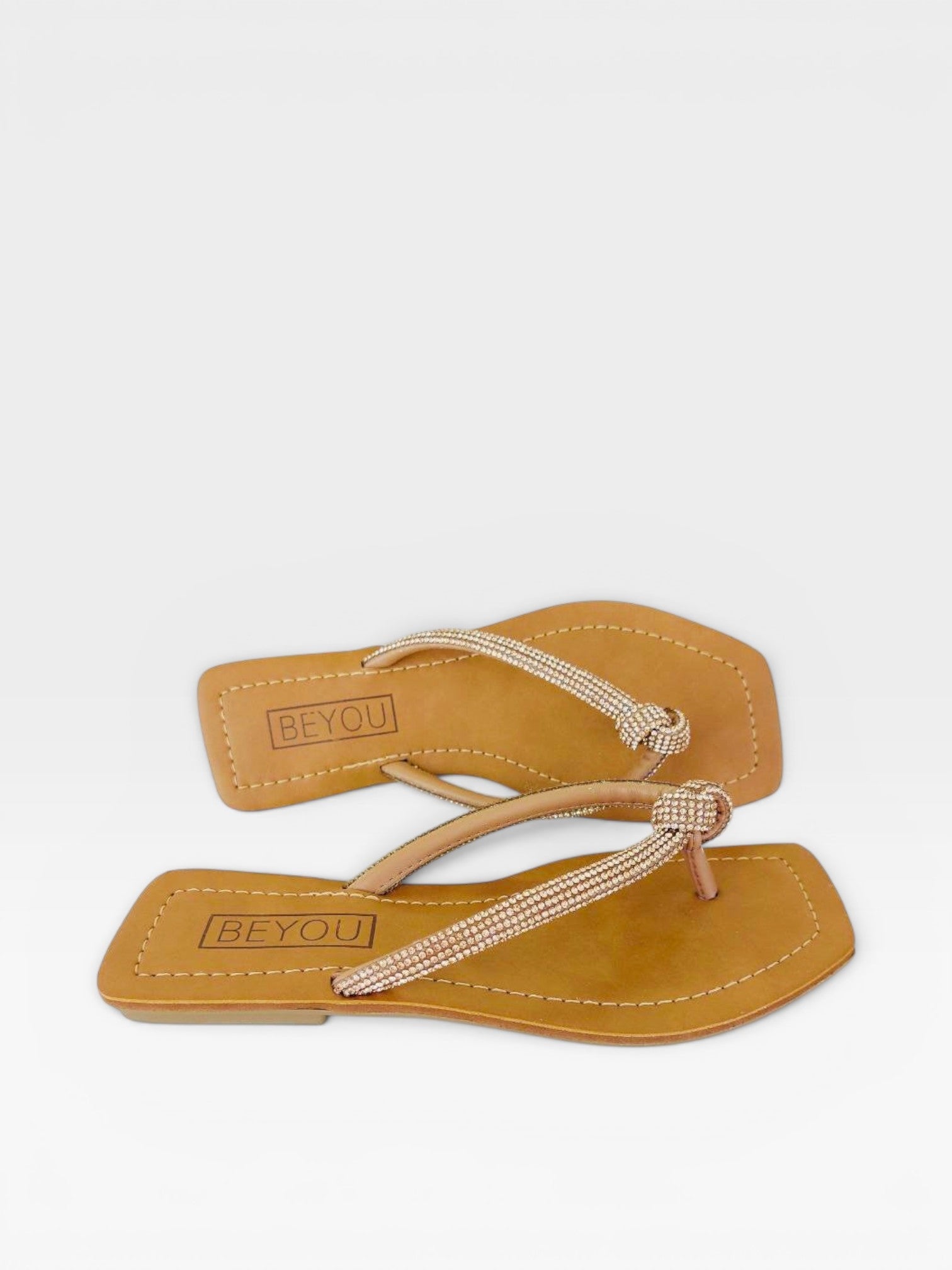 Rasteira Beyou Shoes Recife caramelo em napa com tiras finas adornadas por pedrarias brilhantes e bico quadrado