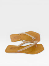 Rasteira Beyou Shoes Recife caramelo em napa com tiras finas adornadas por pedrarias brilhantes e bico quadrado