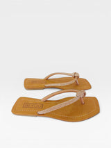 Rasteira Beyou Shoes Recife caramelo em napa com tiras finas adornadas por pedrarias e bico quadrado