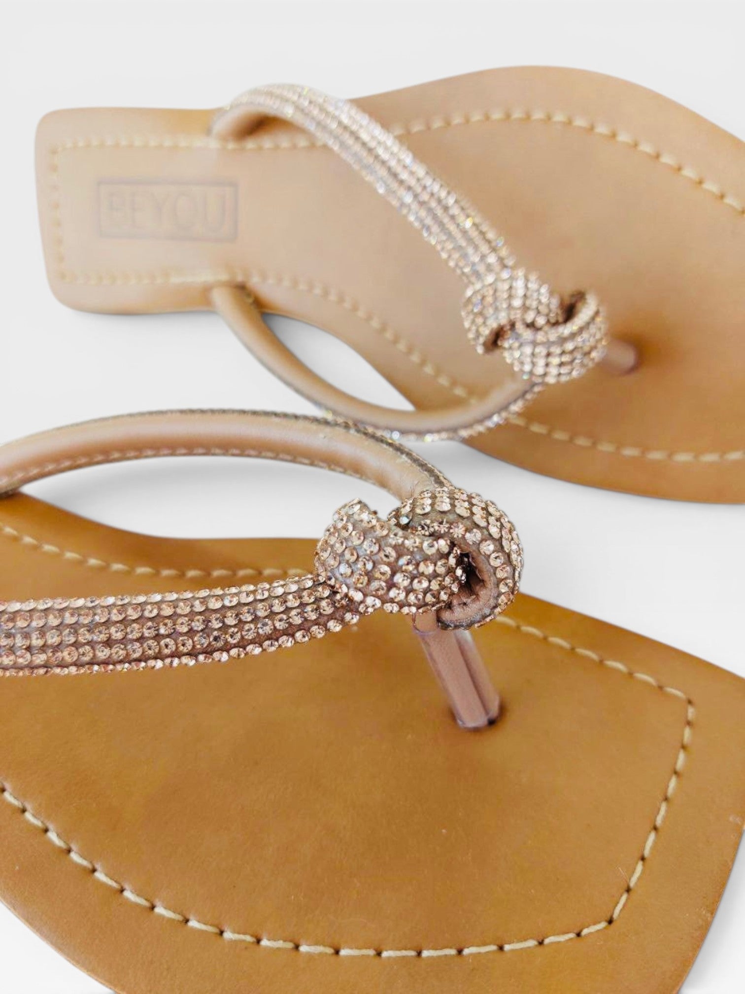 Rasteira Beyou Shoes Recife caramelo em napa com tiras delicadas adornadas por pedrarias brilhantes