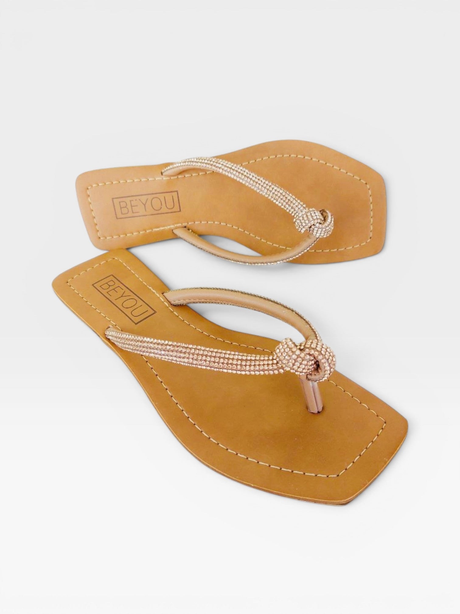 Rasteira Beyou Shoes Recife caramelo em napa com tiras delicadas adornadas por pedrarias brilhantes