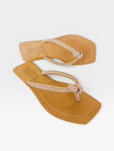 Rasteira Beyou Shoes Recife caramelo em napa com tiras delicadas adornadas por pedrarias brilhantes