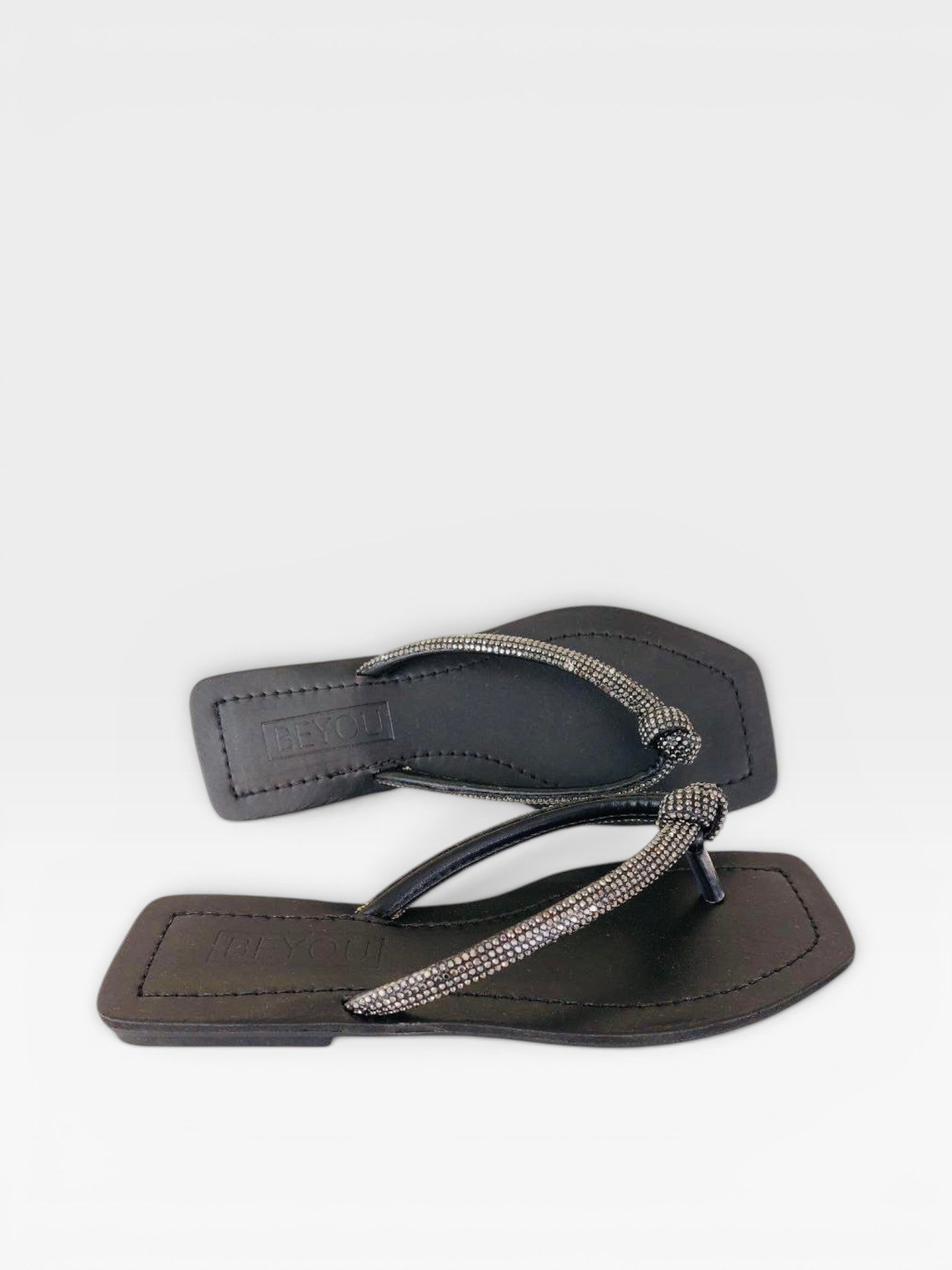 Rasteira Recife Beyou Shoes preta em napa com tiras delicadas adornadas por pedrarias brilhantes e bico quadrado