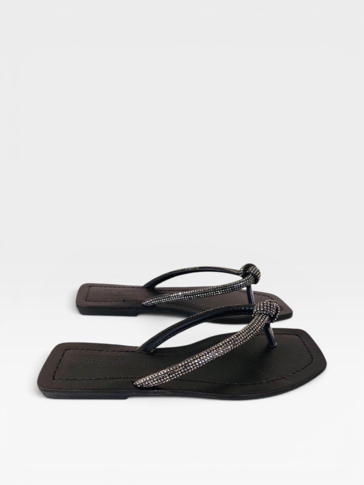 Rasteira Beyou Shoes Recife preta em napa com tiras delicadas adornadas por pedrarias brilhantes e bico quadrado