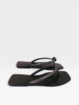 Rasteira Beyou Shoes Recife preta em napa com tiras delicadas adornadas por pedrarias brilhantes e bico quadrado