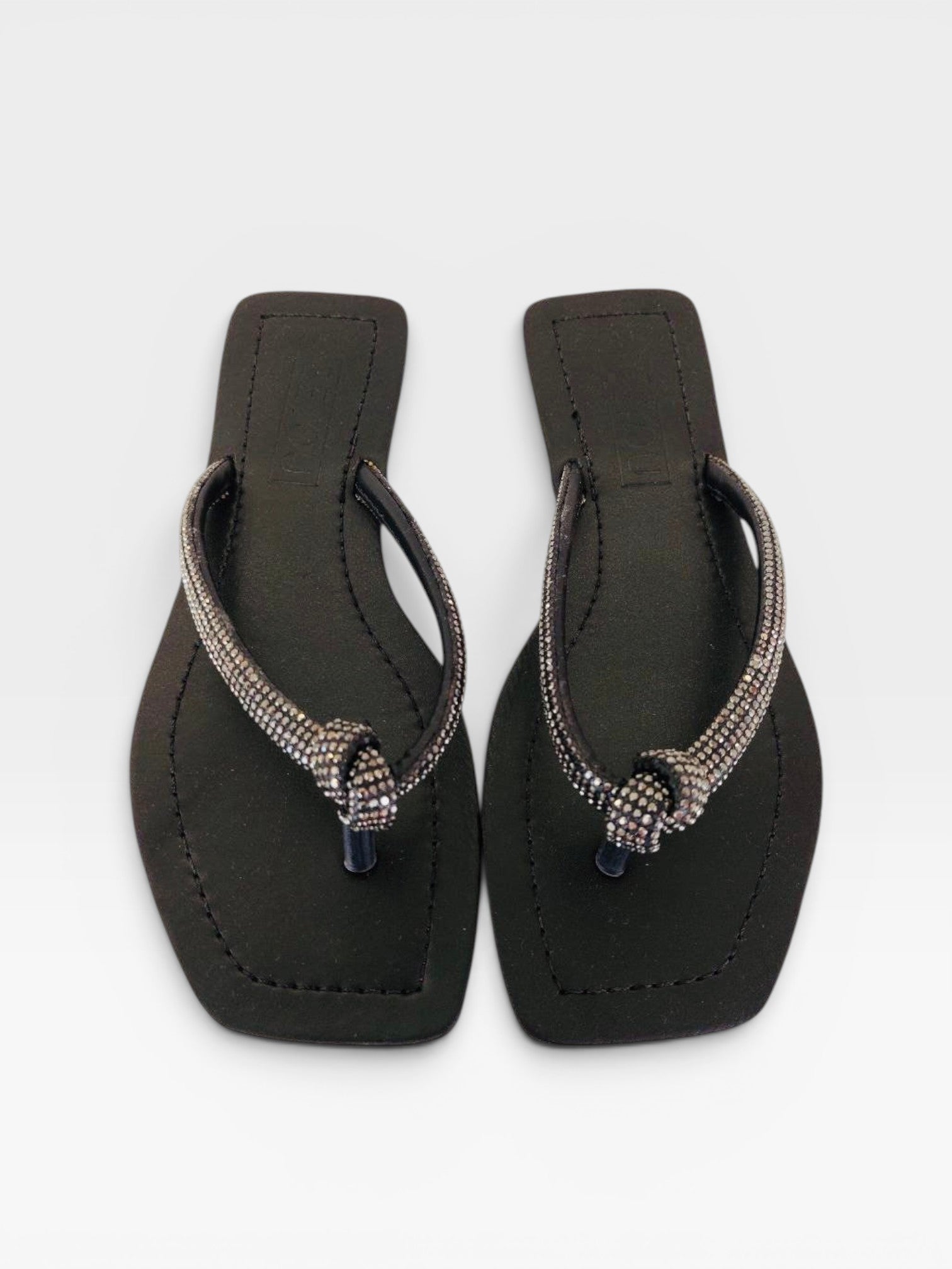 Rasteira Beyou Shoes Recife preta em napa com tiras delicadas adornadas por pedrarias brilhantes