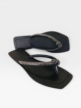 Rasteira Beyou Shoes Recife preta em napa com tiras adornadas por pedrarias brilhantes e design minimalista