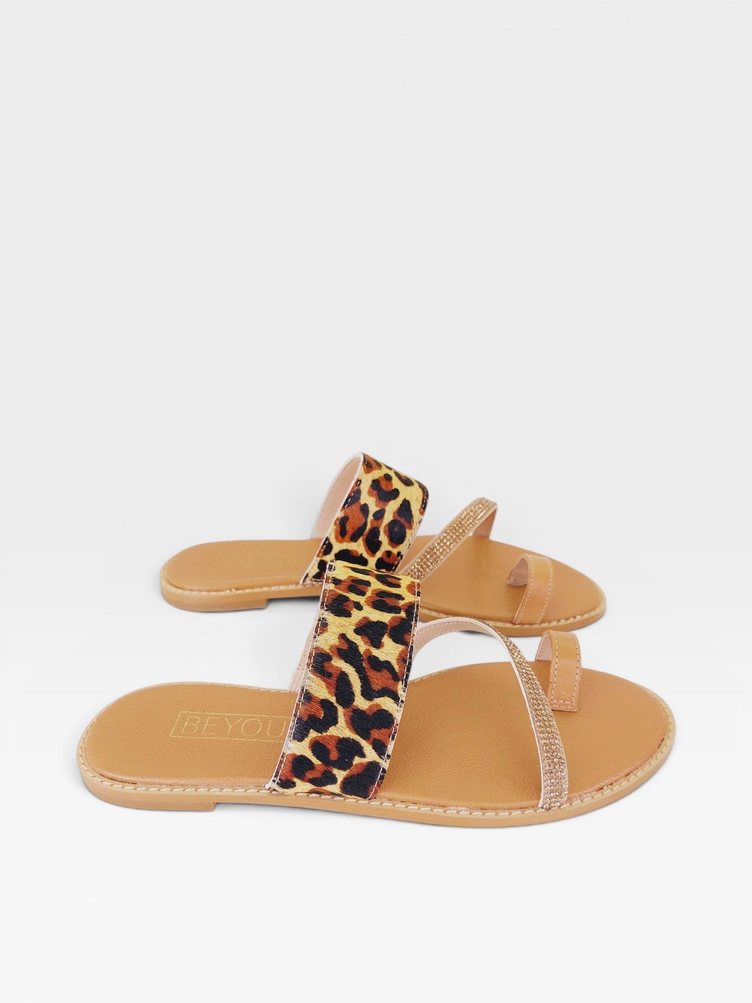 Rasteira Beyou Shoes Riad em couro com estampa animal print de onça e tiras delicadas decoradas com pedrarias