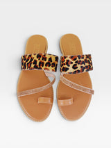 Rasteira Beyou Shoes Riad em couro com estampa de onça, tiras com pedrarias e detalhe de dedo