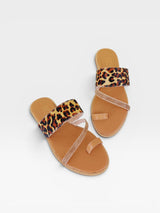 Rasteira Beyou Shoes Riad animal print de onça em couro com tiras de pedrarias e detalhe de dedo