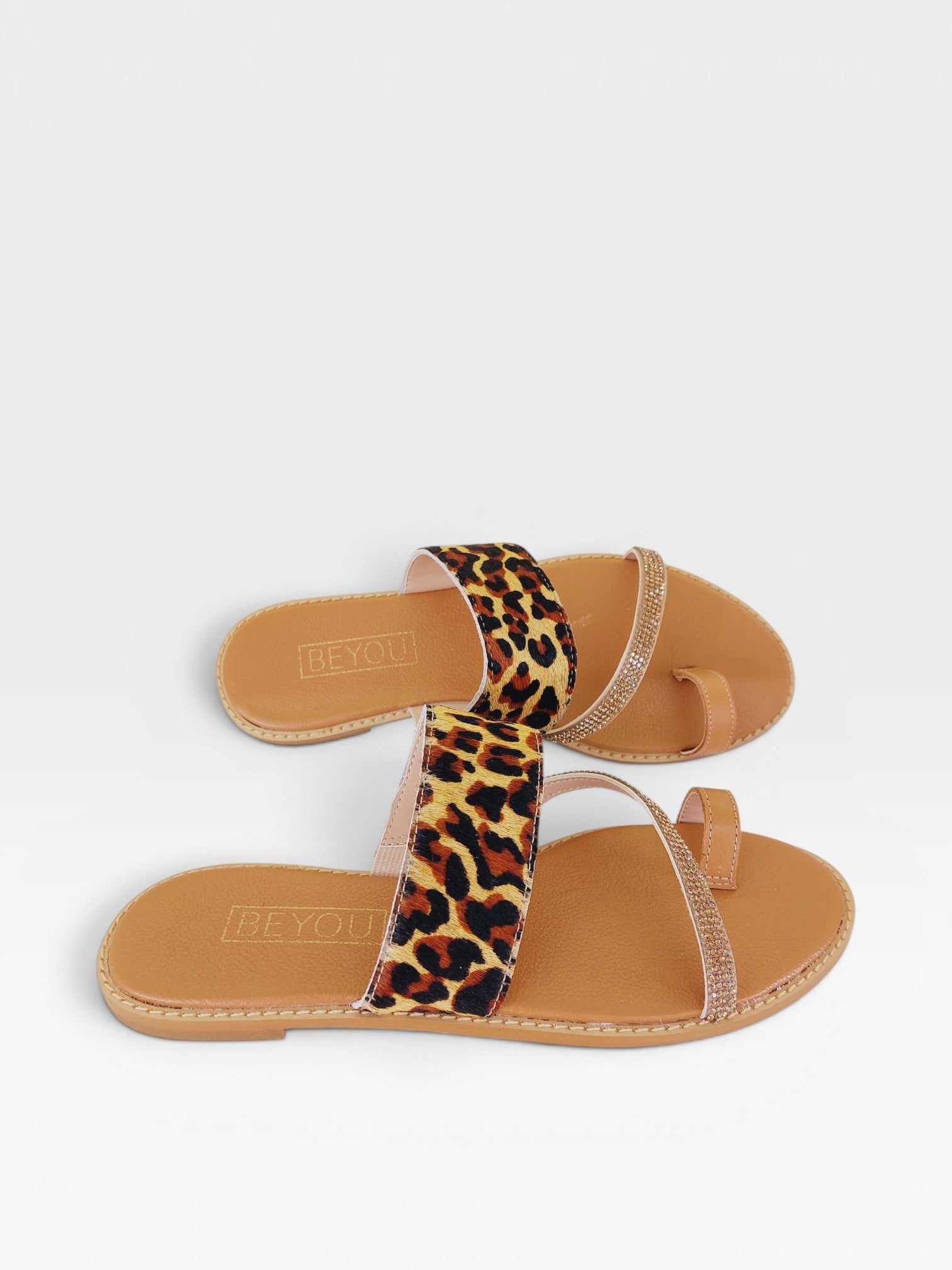 Rasteira Beyou Shoes Riad em couro animal print de onça com tiras decoradas por pedrarias brilhantes