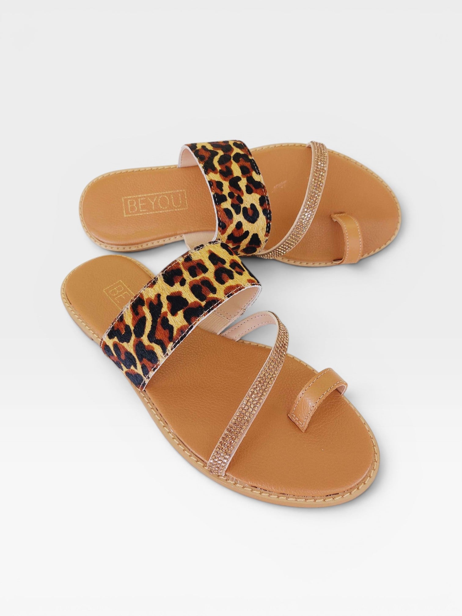 Rasteira Beyou Shoes Riad em couro com estampa de onça e tiras delicadas com pedrarias brilhantes
