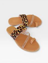 Rasteira Beyou Shoes Riad em couro com estampa de onça e tiras delicadas com pedrarias brilhantes