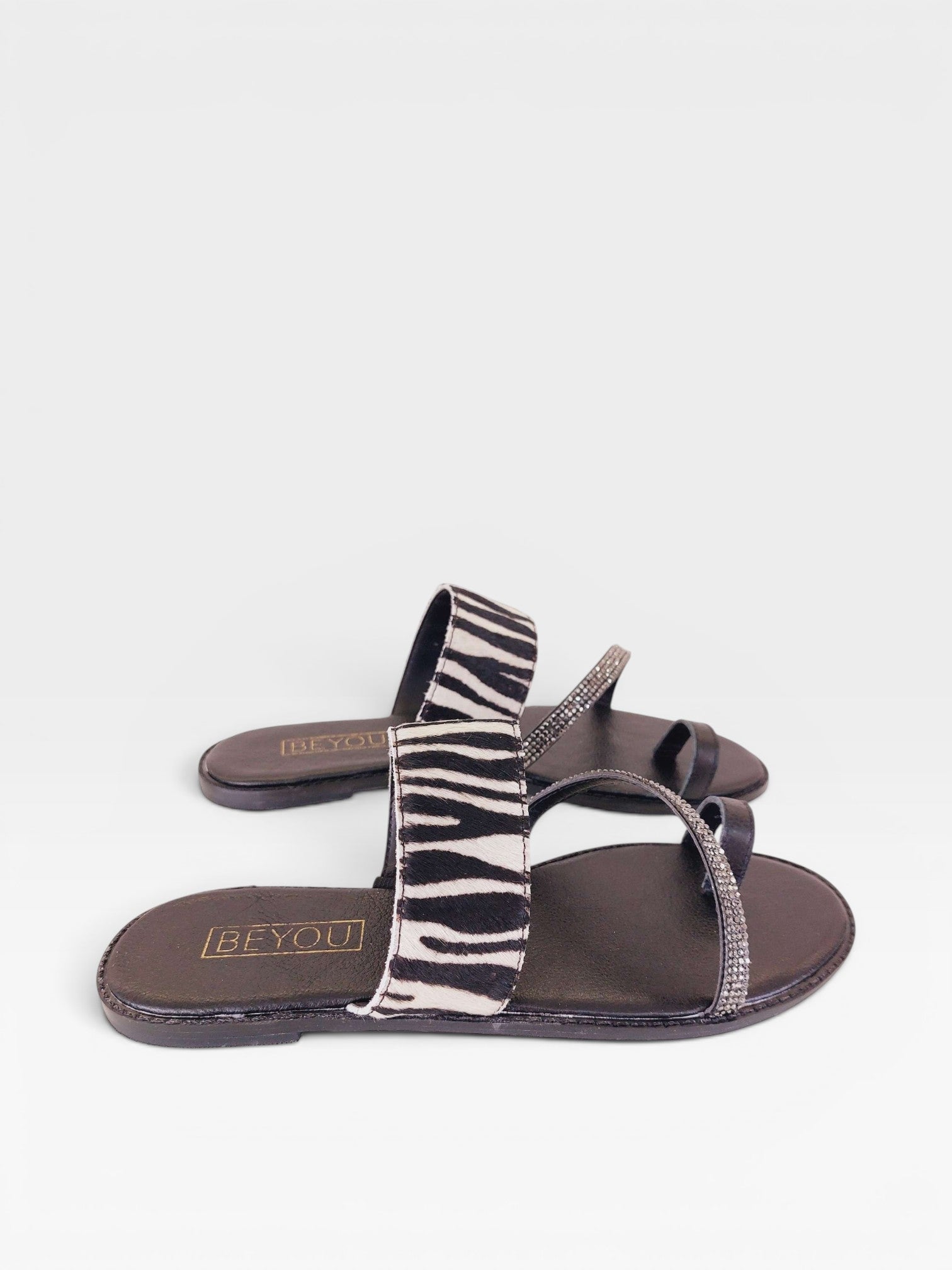 Rasteira Beyou Shoes Riad animal print zebra com tiras de couro e detalhes em pedrarias brilhantes