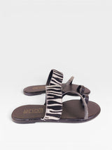 Rasteira Beyou Shoes Riad animal print zebra com tiras de couro e detalhes em pedrarias brilhantes