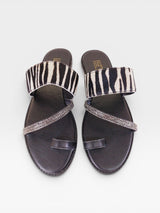 Rasteira Beyou Shoes Riad em couro com estampa de zebra e tiras decoradas com pedrarias brilhantes